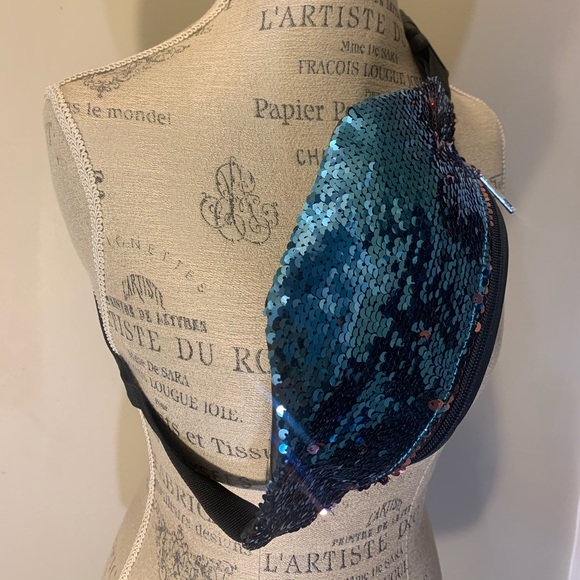 ✨NWOT✨ Large Sequence Fashionable Fanny Pack - Picture 12 of 15